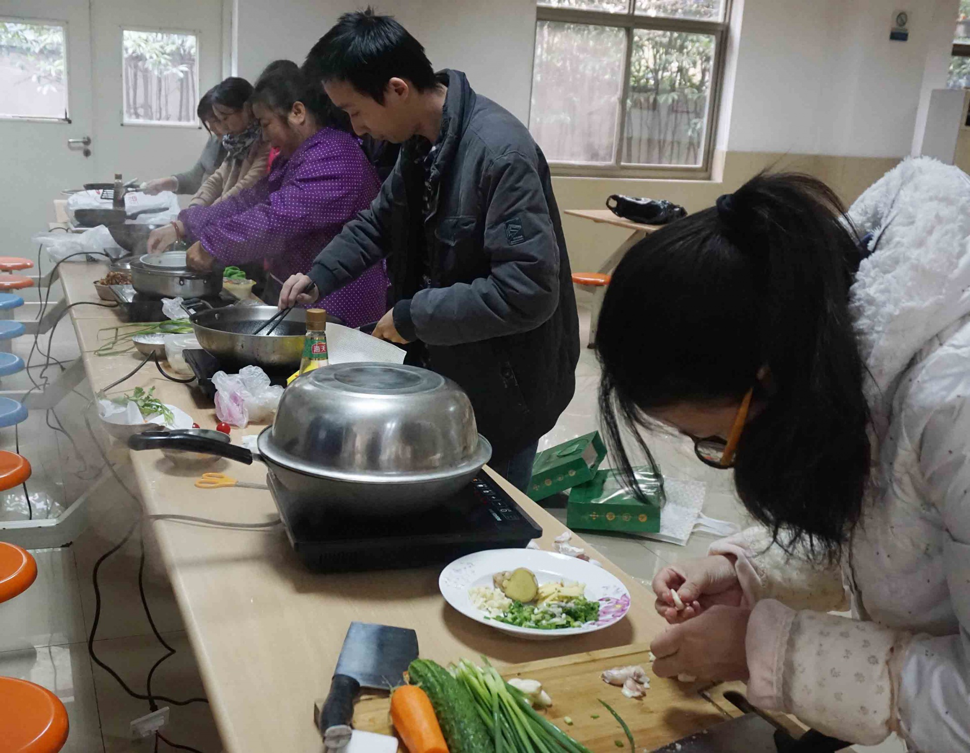 
                            魚火相逢，互展廚技，共烹友旺情！